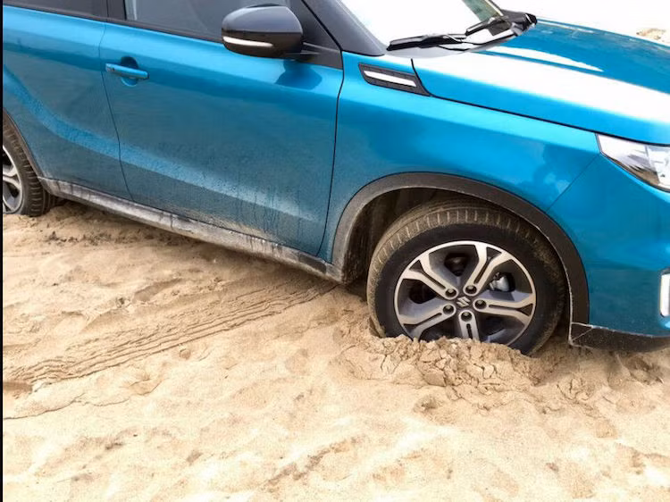 Một trang bị cực "độc" trên Vitara đó là hệ thống dẫn động 4 bánh ALLGRIP. Bình thường, hệ dẫn động này sẽ chỉ truyền sức mạnh tới bánh trước để tiết kiệm nhiên liệu tuy nhiên trong trường hợp đặc biệt, nó có thể phân bổ lại sức mạnh tới 4 bánh xe một cách hợp lý.