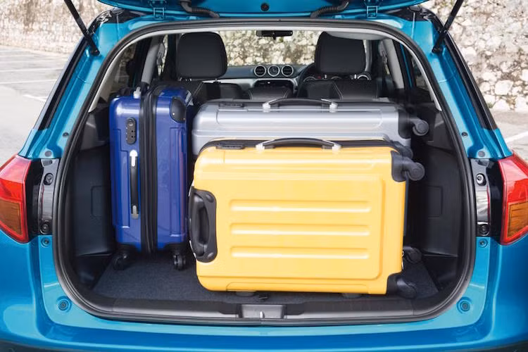 Tuy nhiên, ngay cả khi không gập hàng ghế sau lại thì Vitara cũng có môt khoang hành lý rộng rãi, đủ để chứa 3 vali du lịch cỡ lớn.