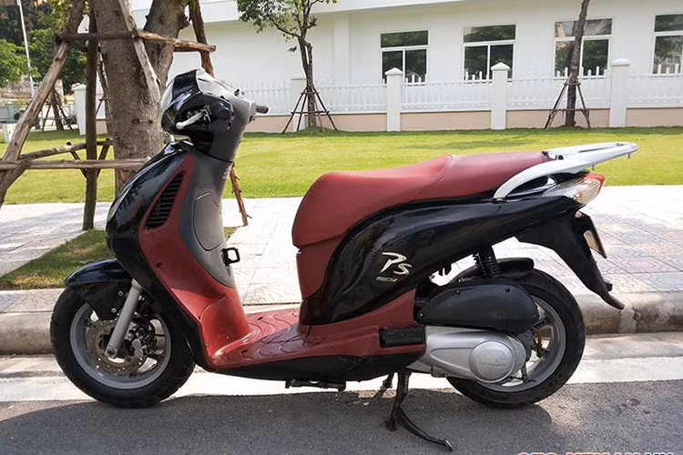 Tuy nhiên, mẫu Honda PS cũng chỉ được ưa chuộng trong một thời gian ngắn, trước khi "nhường ngôi" cho một mẫu xe ga đỉnh cao và dần trở lên quen thuộc với người Việt đến tận bây giờ.