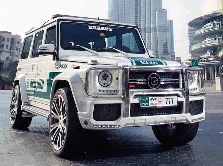 Là vùng đất nằm giữa sa mạc, không khó hiểu khi đội hình của cảnh sát Dubai có một vài mẫu xe "offroad" khủng như chiếc Brabus G700 này.