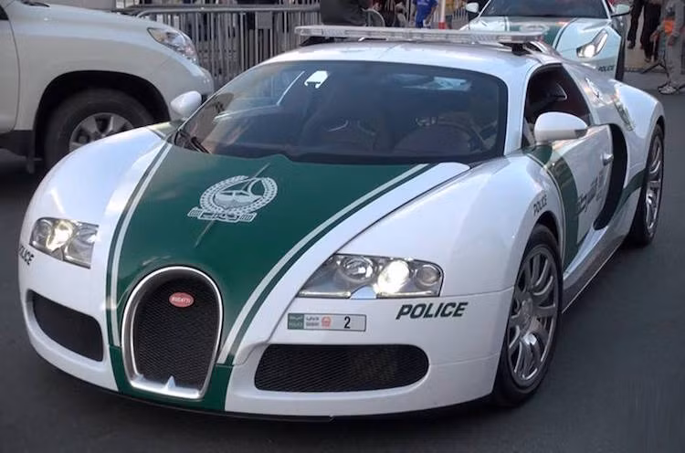 Được nhắc tới nhiều nhất trong dàn siêu xe của cảnh sát Dubai là chiếc Bugatti Veyron với giá khoảng 1,5 triệu USD (tương đương 32 tỉ đồng).