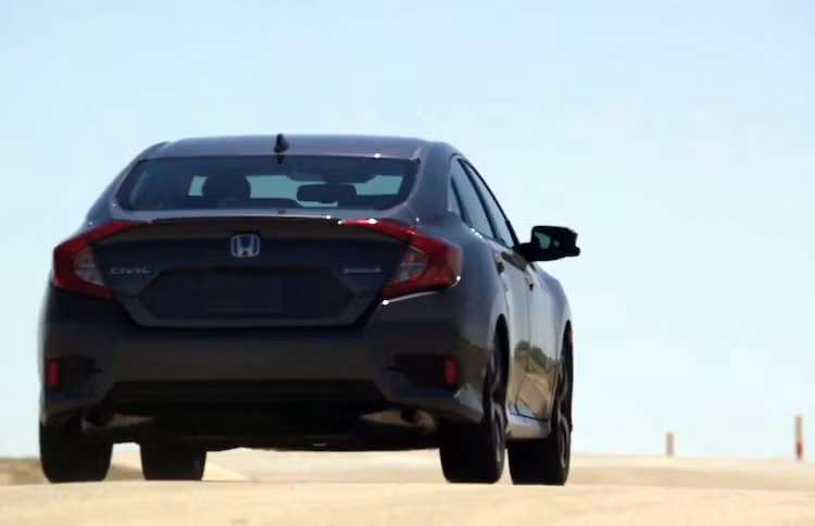 Phiên bản động cơ xăng 2.0l 4 xi-lanh i-VTEC cũ trên Civic hiện tại được nâng cấp để cho công suất lớn: 158 mã lực - tăng tới 15 mã lực.