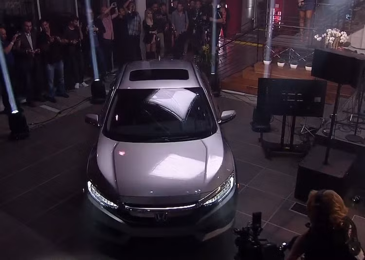 Tại Mỹ, Honda Civic 2016 sẽ có 2 phiên bản động cơ xăng, tất cả đều sử dụng hộp số sàn 6 cấp hoặc số tự động vô cấp CVT.