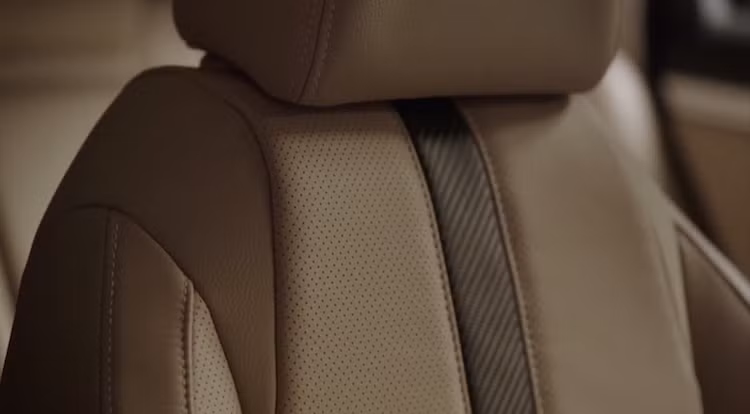 Các vật liệu nội thất cũng được chau chuốt hơn với ghế bọc da đục lỗ thoáng khí như những dòng xe cao cấp, được trang bị trên các phiên bản Civic cao cấp.