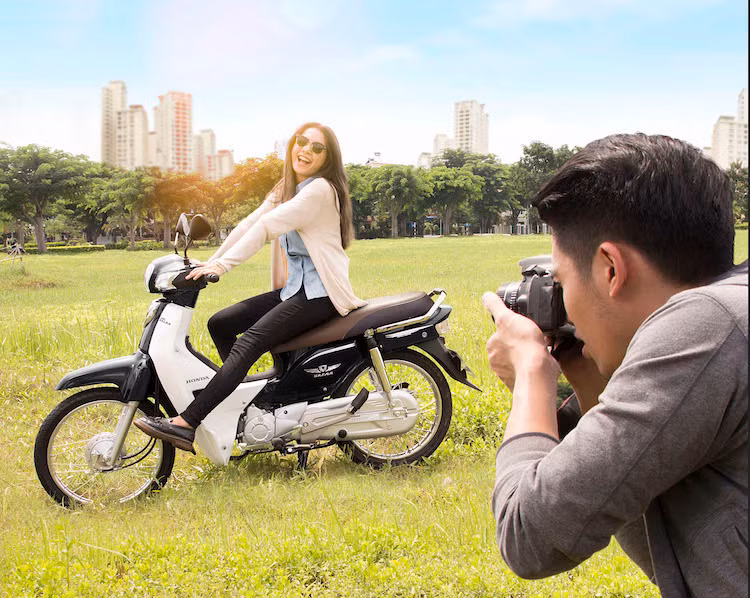 2 phiên bản mới của Super Dream 110 có màu đen và vàng. Trong đó phiên bản màu đen có tem hình cánh chim độc đáo ở hai bên thân, phù hợp với khách hàng nam giới ở độ tuổi thanh niên và trung niên.