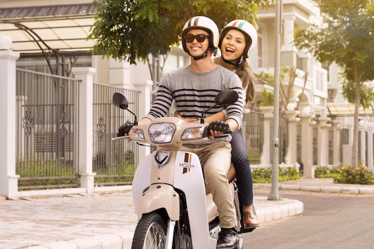 Kẻ sọc cùng biểu tượng Super Dream 110 được thiết kế đồng bộ ở cả hông và yếm xe tạo nên nét trang nhã cho người dùng và khiến thiết kế xe trở nên thời trang và cá tính hơn.