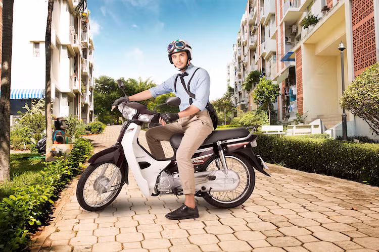 Ngoài các thay đổi về màu sắc, Super Dream 110 mới vẫn sử dụng động cơ 110cc, 4 kỳ, xy-lanh đơn, làm mát bằng không khí, đem tới công suất tăng 27% và tiết kiệm nhiên liệu thêm 12% so với thế hệ Super Dream 100 cc trước đây.