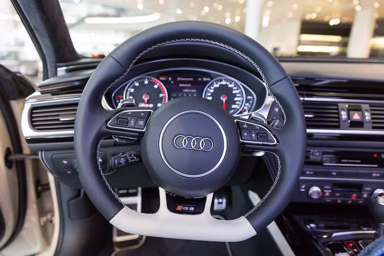 Nội thất của chiếc xe cũng được trang bị nhiều tuỳ chọn cao cấp.