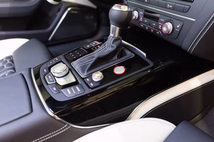 Tuy nhiên, chiếc RS6 này vẫn có các chi tiết ốp màu đen bóng, thay vì sợi carbon. 