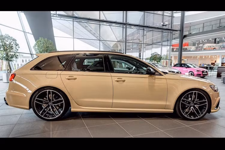 Ngoài màu sơn cực "độc" chiếc Audi này còn có thêm một số option cũng ở trong danh sách Audi Exclusive đặc biệt, bao gồm ốp gương màu đen, mâm 2 tông màu...