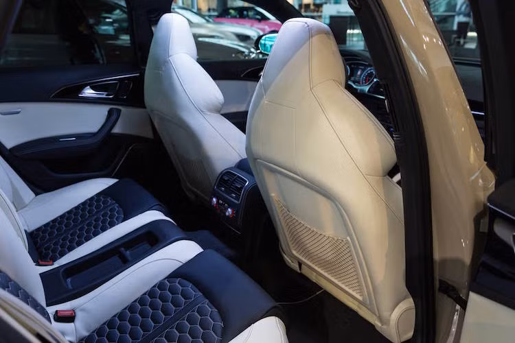 Bề mặt tất cả các ghế đều được thêu hoa văn dạng tổ ong độc đáo.