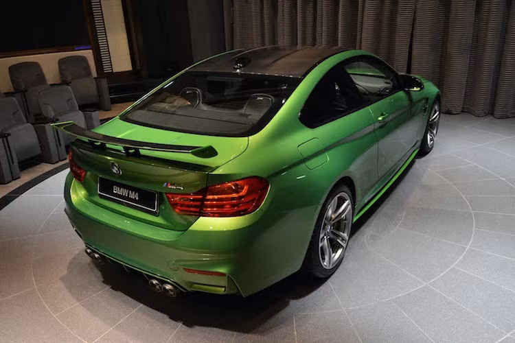 Cũng nhằm mục đích nâng cao khả năng khí động học của xe, một cánh đuôi AC Schnitzer đã được gắn lên nắp khoang hành lý của chiếc M4.