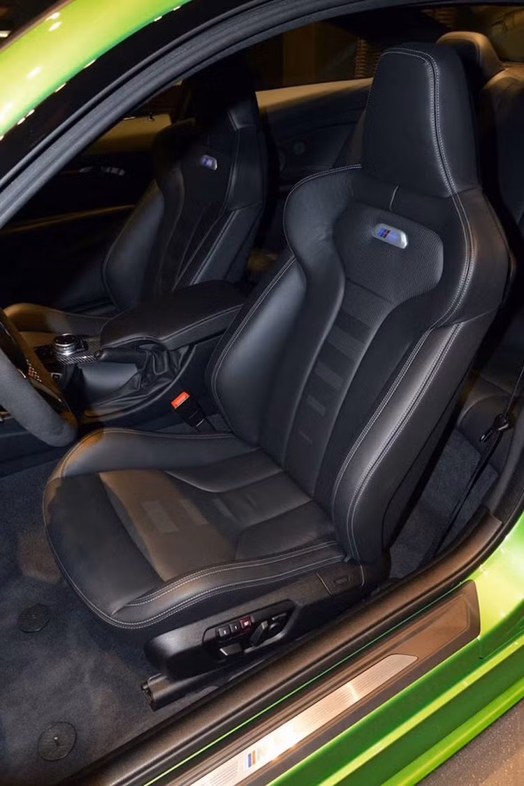 Các ghế ngồi bọc da Nappa cao cấp màu đne với hoa văn màu xám đặc biệt trên mặt ghế.