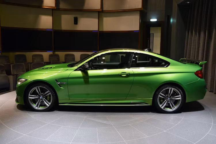 Nhìn từ hai bên thân xe, rất khó để nhận ra những điểm khác biệt trên chiếc M4 này so với xe nguyên bản.