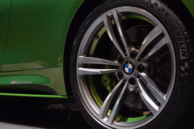 Tuy nhiên trên thực tế, chiếc xe đã được lắp thêp dè bên khí động học của M-Performance.