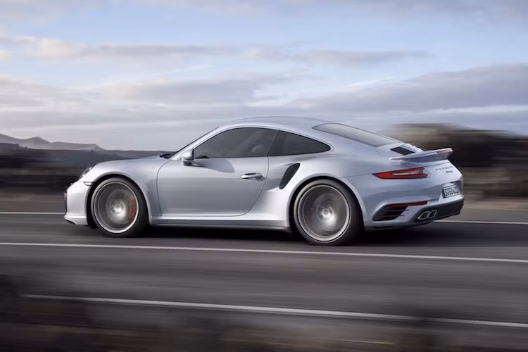 Tại Mỹ, Porsche bắt đầu bán 911 Turbo mới từ tháng 4/2016 với giá khởi điểm từ 159.200 USD. Nhiều khả năng chỉ trong thời gian ngắn sắp tới, Porsche cũng sẽ công bố giá xe tại thị trường Việt Nam.