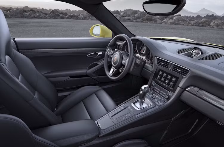 Trên bảng điều khiển trung tâm có sự xuất hiện của hệ thống thông tin giải trí Porsche Communication Management thế hệ mới, với khả năng kết nối smartphone thông qua Apple CarPlay hay Android Auto.