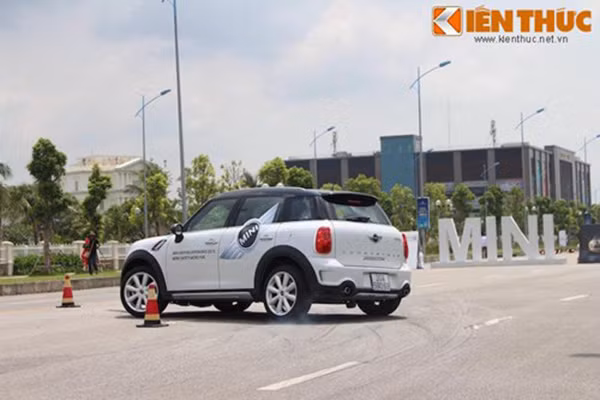 Trong bài tập Oversteer Exercise, giúp kiểm soát xe khi thừa lái. Ở bài tập này, người tham gia phải liên tục đi xung quanh một vòng xuyến trên nền sân ướt với tốc độ cao.