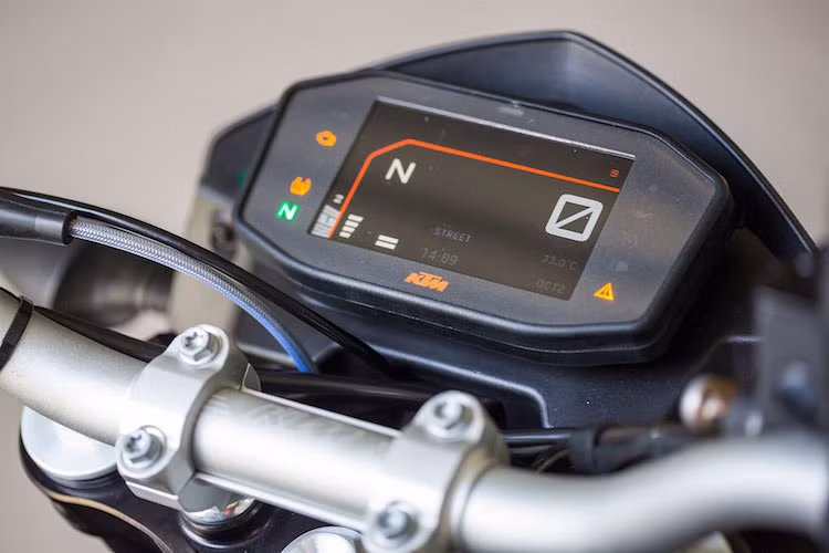 Bảng điều khiển được nâng cấp lên màn hình màu TFT với cảm biến để tự động điều chỉnh độ sáng.