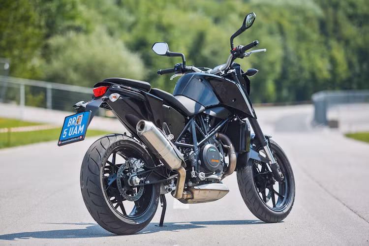 KTM Duke 690 2016 sẽ được chính thức ra mắt vào ngày 17/11 tại triển lãm EICMA 2015. Ngoài ra, hãng xe môtô Áo sẽ còn giới thiệu một phiên bản hiệu năng cao Duke 690R trong tương lai gần sau khi chiếc xe ra mắt.