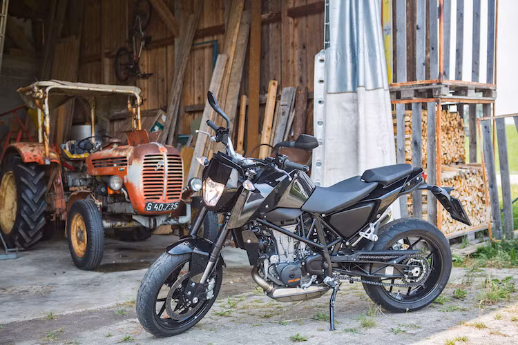 Là phiên bản thử nghiệm, chiếc xe được KTM cho các nhà báo trải nghiệm ở Italy có màu sơn đen toàn thân, tuy nhiên phiên bản sản xuất hàng loạt vẫn sẽ sử dụng tông màu đen-cam hoặc trắng/cam năng động.