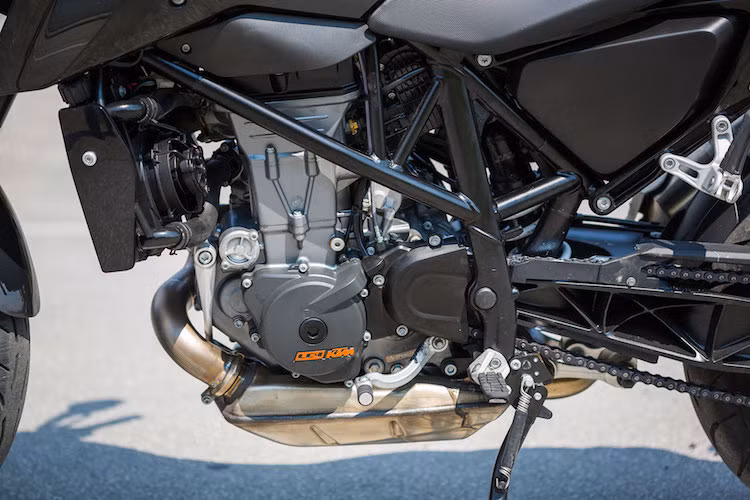 Để giảm thiểu nhược điểm độ rung lớn thường thấy trên xe 1 xi-lanh, KTM đã trang bị ở đầu xi-lanh một trục cân bằng mới.