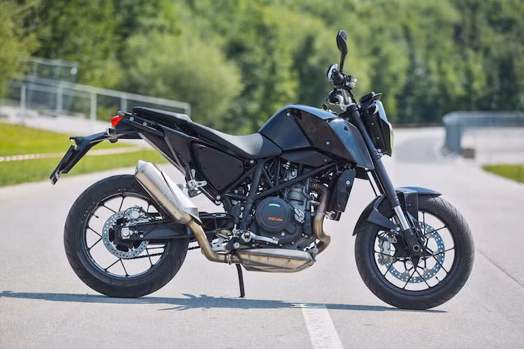 Duke 690 vẫn mang những nét đặc trưng của dòng Duke, với các mảng thân xe sắc cạnh, bộ khung Trellis cùng tư thế ngồi thoải mái.