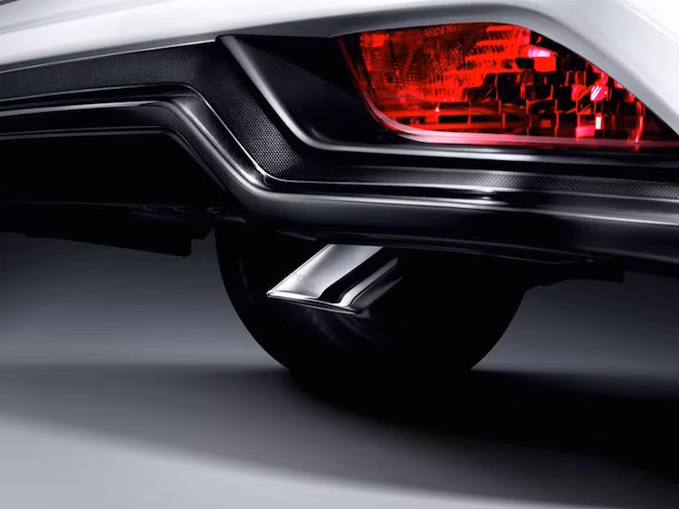 Đồng thời, chụp ống xả cũng được thay bằng loại bằng thép không rỉ bền và có vẻ đẹp ấn tượng hơn.