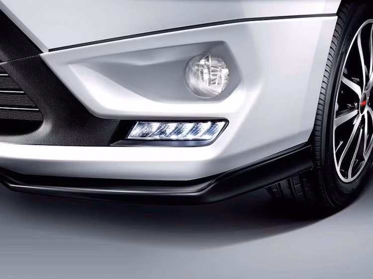 Đặc biệt, trên cản trước giờ đây còn có thêm đèn sương mù LED.