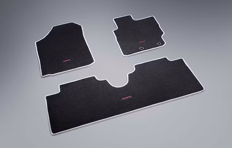 Toyota còn khuyến mại thêm cho khách một bộ thảm trải sàn "chính hiệu" dành riêng cho xe.