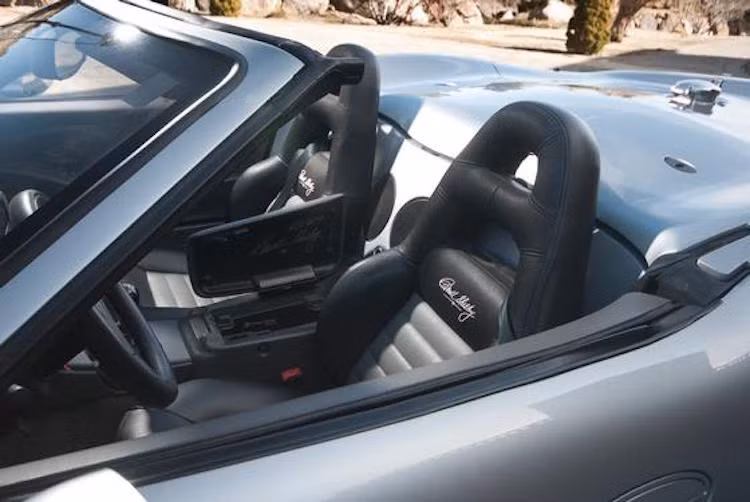 Giống như Chevrolet Corvette, Series 1 là một mẫu xe thể thao "thuần chất" Mỹ, hướng tới trải nghiệm lái đầy sức mạnh.