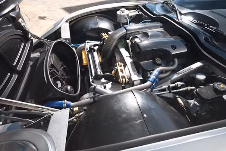 Những chiếc Shelby Series 1 đời 1999 đầu tiên được trang bị động cơ Oldsmobile V8 4.0l nạp khí tự nhiên, đem tới công suất tối đa 320 mã lực và mô-men xoắn cực đại 393 Nm.