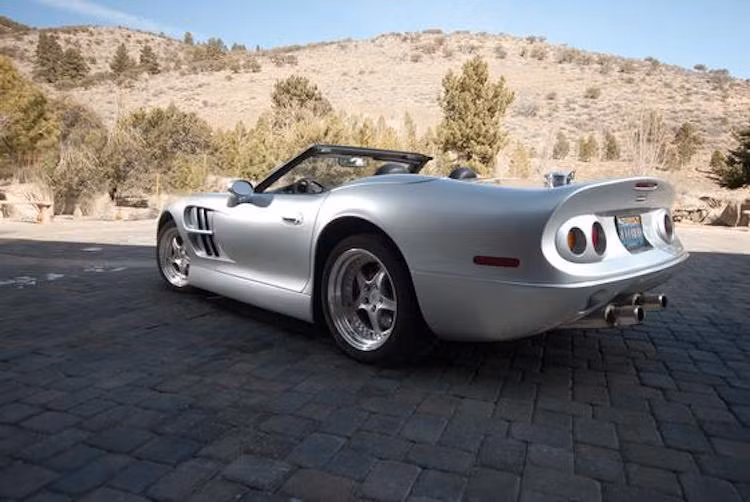 Những chiếc xe này có đầy đủ các bộ phận, nhưng thiếu động cơ và hộp số. Khi mua về, khách hàng sẽ phải tự trang bị cho xe các bộ phận này.