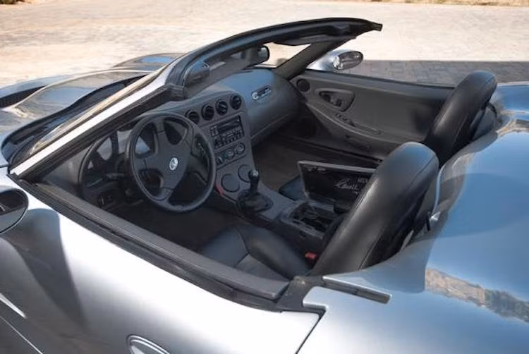 Chính vì vậy, nội thất của xe khá đơn giản và thậm chí là còn có vẻ "rẻ tiền" khi nhiều chi tiết được làm từ nhựa cứng. Nhiều bộ phận trong nội thất được lấy từ các hãng xe thuộc GM như điều hòa của Pontiac, đầu CD của Buick...