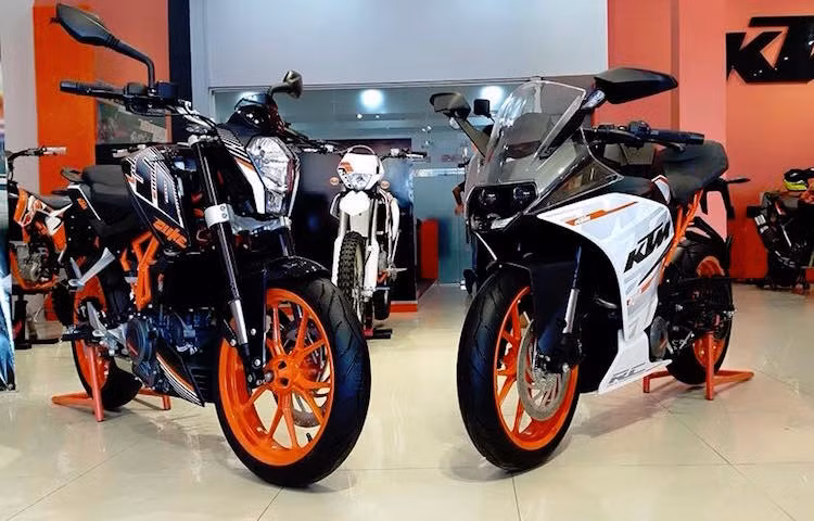 Có thiết kế y hệt như các phiên bản KTM DUKE và RC200 hay 390, bộ đôi RC250 &amp; 250 DUKE được KTM trình làng lần đầu tiên tại triển lãm Tokyo Motorcycle Show 2015. Trong tháng 8 vừa qua, bộ đôi này đã tiếp tục xuất hiện tại Indonesia.