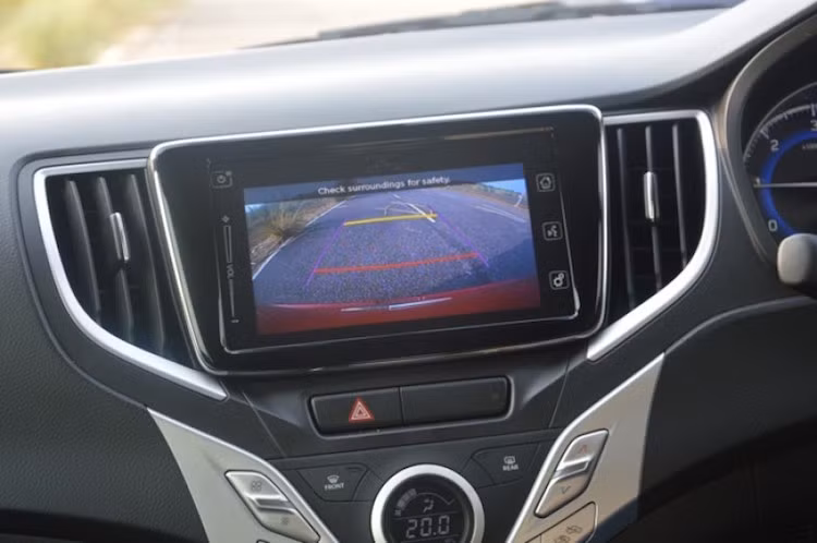 "Công nghệ mới" được Suzuki nói đến thể hiện ở hệ thống thông tin giải trí với màn hình cảm ứng trên bảng điều khiển trung tâm, kèm theo kết nối smartphone hay hệ thống camera lùi - những tính năng ít gặp trong phân khúc. Ngay cả núm chỉnh hệ thống điều hòa của xe cũng có màn hình chỉ báo LCD nhỏ.