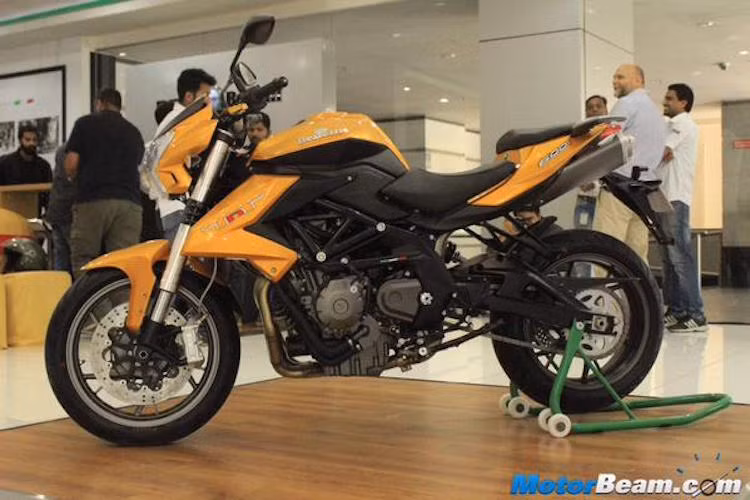 Bên cạnh màu sơn đặc biệt, chiếc TNT 600i LE hoàn toàn không có khác biệt gì về động cơ so với các bản thường. Xe vẫn sử dụng máy 600cc 4 xi-lanh thẳng hàng DOHC, đem tới công suất 84 mã lực và mô-men xoắn 54,6 Nm.