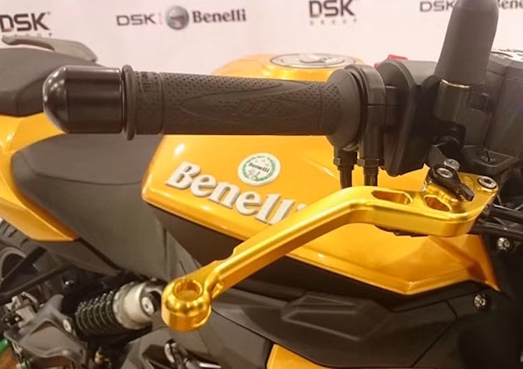 Bên cạnh đó, một số chi tiết như tay phanh, tay côn cũng có màu vàng "chói lọi".