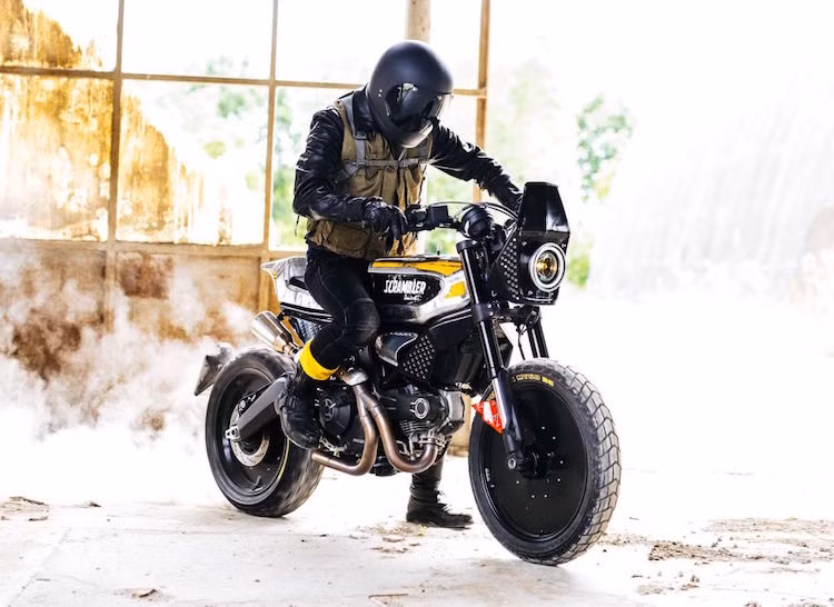 Sau khi "độ" xong, chiếc Scrambler mang phong cách giống một mô-tô chế từ "phế phẩm", tương tự những "xế nổ" trong phim Mad Max.