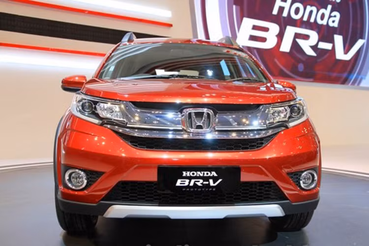 Đầu xe với các khe lưới tản nhiệt dạng mắt cáo, cụm đèn chiếu sáng hai bên được nối liền bằng dải mạ crom khiến cho xe khá nổi bật.