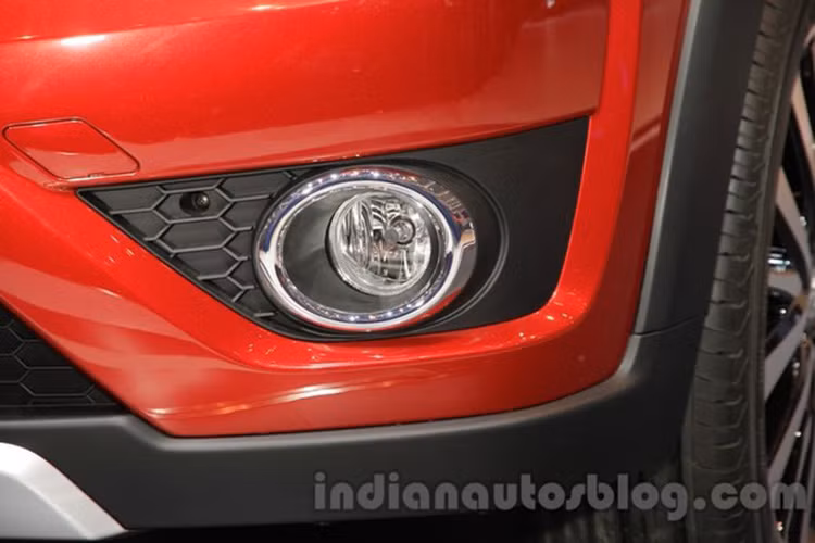 Điểm nhấn của Honda BR-V là việc sở hữu gầm cao, khoảng chiếu sáng của xe rộng - phù hợp với mọi điều kiện địa hình đường sá, giá chằng đồ trên nóc cho những chuyến đi đường dài.