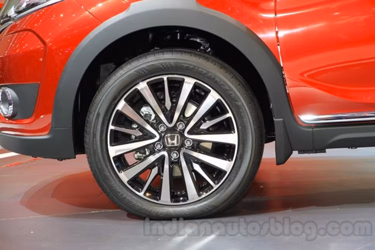 Bộ la-zăng hợp kim nhôm 16 inch với thiết kế đa chấu cũng xuất hiện trên xe với kiểu dáng mạnh mẽ, năng động.