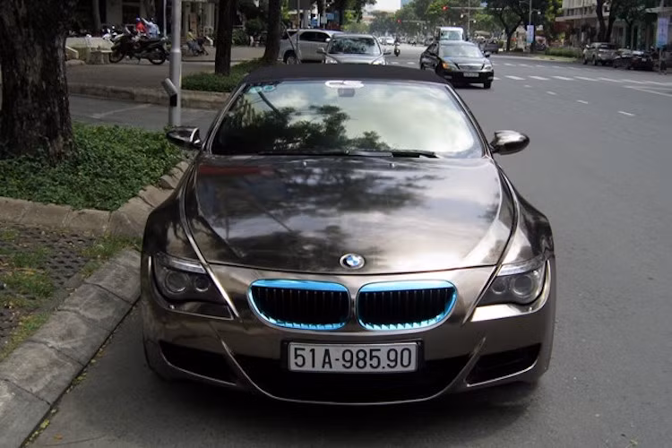 Chiếc M6 mui trần tại Việt Nam này có màu sơn gốc là màu vàng Araber, tuy nhiên chủ xe đã dán đổi màu toàn thân sang màu xám chrome cùng với lưới tản nhiệt màu xanh.