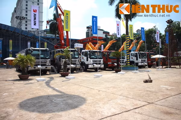 Vietnam AutoExpo 2015: Dong nhung khong 