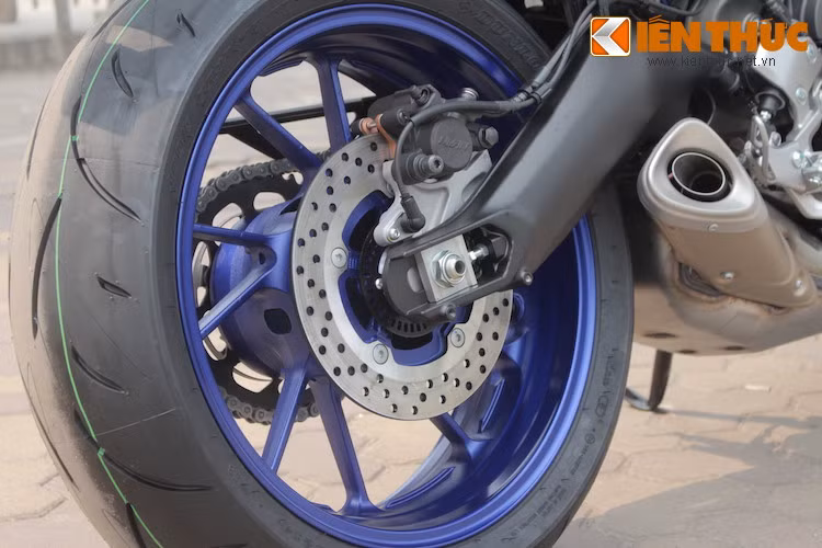 Ống xả của MT-09 được giấu dưới gầm, khiến thiết kế của xe trông gọn gàng hơn. Giống nhiều chi tiết khác trên xe, cặp mâm của MT-09 được sơn màu "xanh GP" đặc trưng của Yamaha.