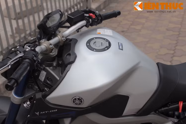 Thiết kế theo phong cách của Yamaha, MT-09 có bình xăng sắc cạnh. Với dung tích 14 lít, chiếc xe có thể đi được một quãng đường dài giữa mỗi lần nạp nhiên liệu.