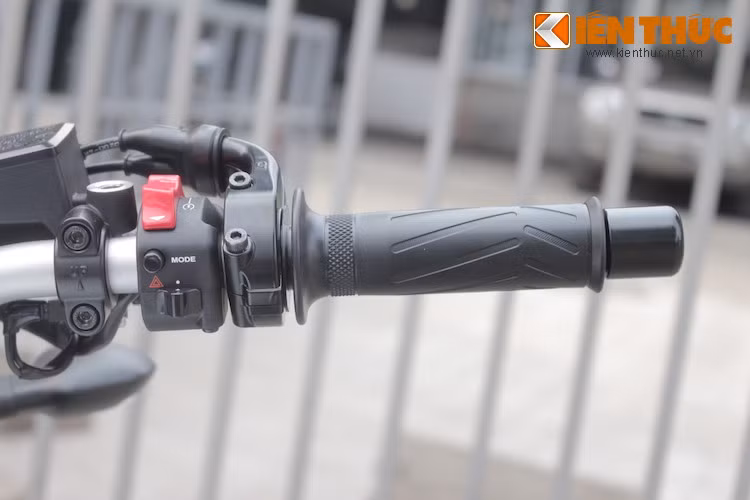 Cùm bên phải có nút đề, nút chuyển các chế độ lái và công tắc bật đèn dừng khẩn cấp.