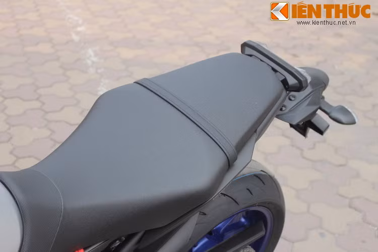 Yên xe phẳng, rộng và có chiều cao 815 mm.
