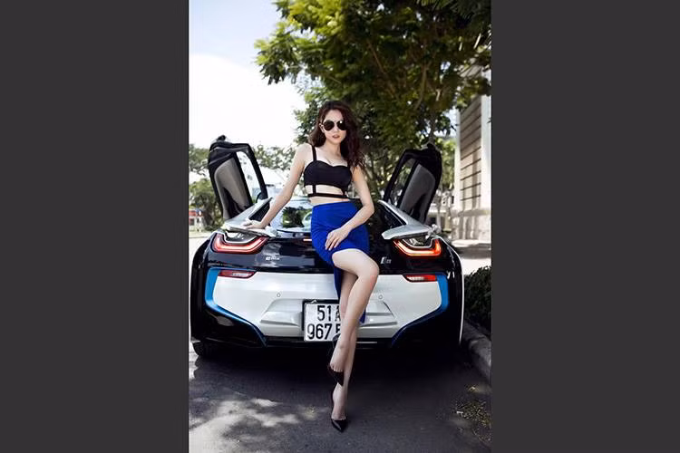 Chiếc xe chụp hình cùng Ngọc Trinh là chiếc i8 thứ 8 về tới Việt Nam.