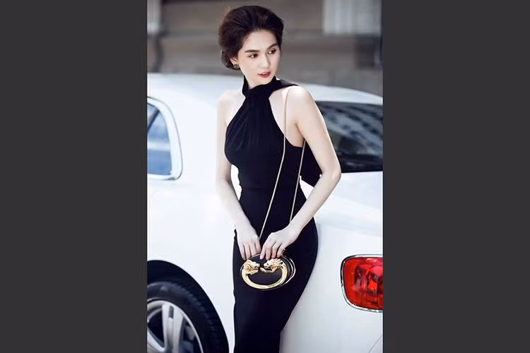 Động cơ này đi kèm với hộp số tự động 8 cấp và hệ dẫn động 4 bánh, giúp xe có thể tăng tốc từ 0-100km/h trong vòng 4,6 giây, trước khi đạt tốc độ tối đa 320km/h.